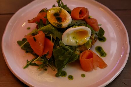 Оладьи из кабачков с форелью и яйцом