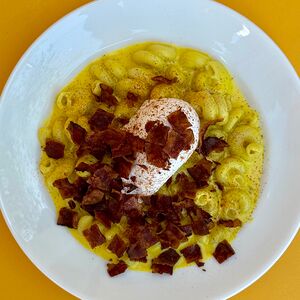 Мак-н-чиз с криспи беконом и яйцом пашот 