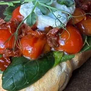 С печеными томатами и страчателлой