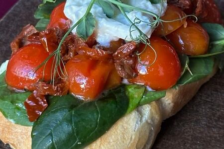 С печеными томатами и страчателлой