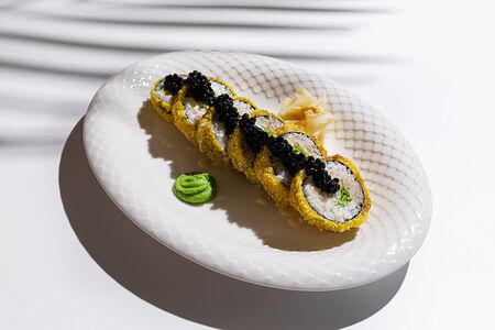 Ролл темпура с креветкой и соусом юдзу