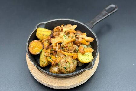 Картофель бейби, жаренный с лисичками