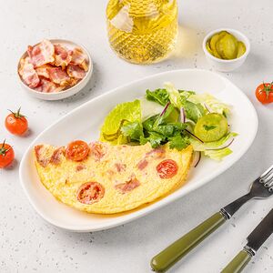 Омлет с беконом, томатами и зеленым луком