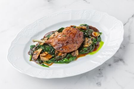 Утиная ножка конфи со шпинатом и шампиньонами