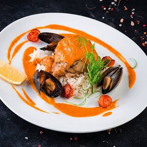 Треска со сливочным рисом и соусом карри