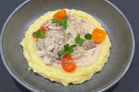 Бефстроганов и картофельное пюре