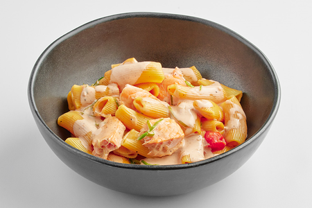 Ригатони с лососем горячего копчения