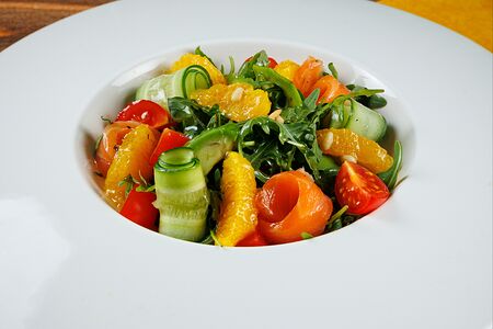 Салат с семгой и сочными цитрусами