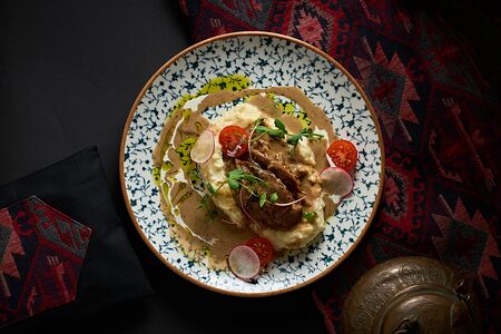 Щечки говяжьи с картофельным пюре и перечным соусом 