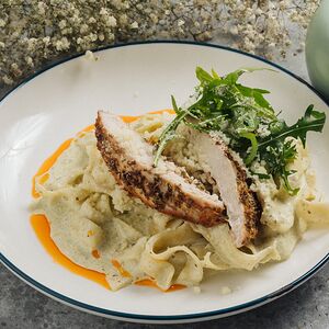 Сливочная паста с цыпленком и соусом песто 