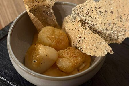 Японский гребешок с соусом том ям и чипсами дукка