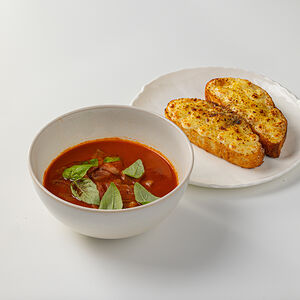 Томатный суп с говядиной и сырной фокаччей