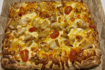 Пицца с креветками, кальмарами и соусом манго 