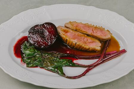 Утиная грудка с инжиром в красном вине, свекольной ботвой с ванилью