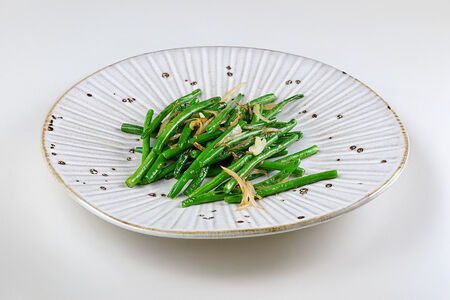 Кенийская фасоль, жаренная с чесноком и луком