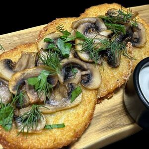 Драники с грибами и сметаной