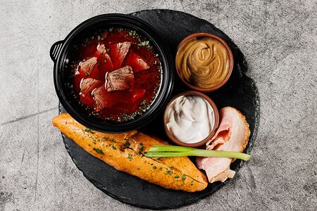 Борщ с салом и бородинским хлебом