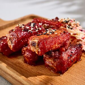 Ребра в абрикосовой карамели с коул-слоу