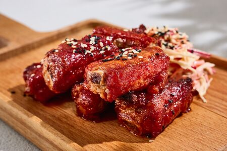 Ребра в абрикосовой карамели с коул-слоу