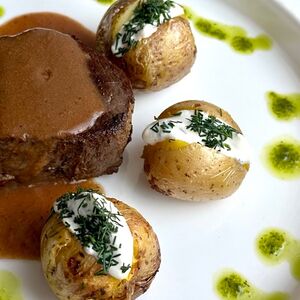 Медальон под соусом на вине и печеным беби-картофелем