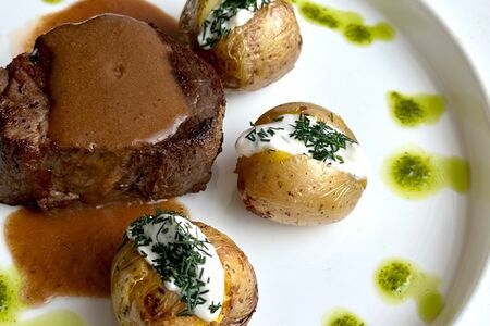 Медальон под соусом на вине и печеным беби-картофелем