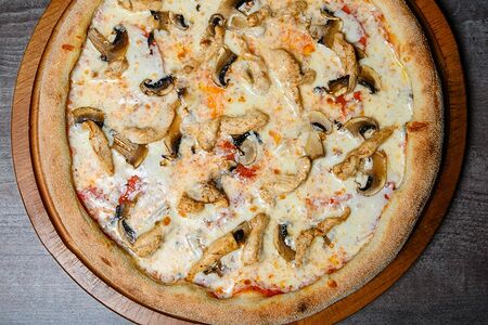 Пицца с курицей и грибами
