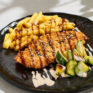 Хрустящий цыпленок Торикацу с фри и битыми огурцами