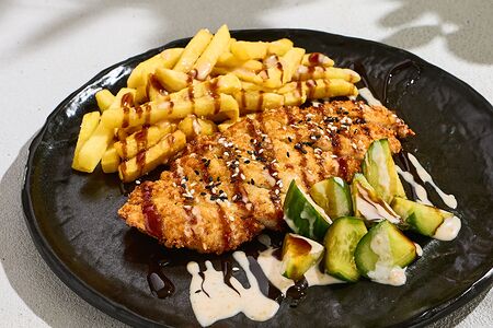 Хрустящий цыпленок Торикацу с фри и битыми огурцами