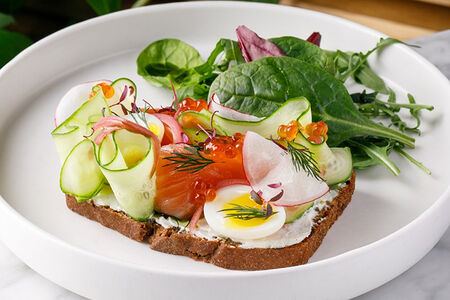 Шведский тост с лососем и красной икрой