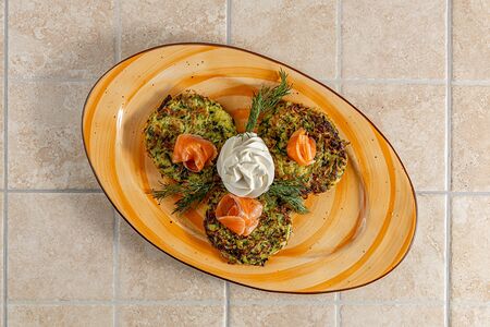 Оладушки из цукини с лососем 