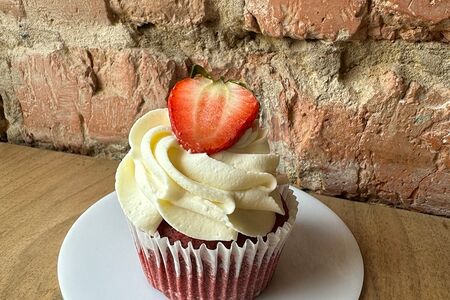 Капкейк Красный бархат с Клубникой