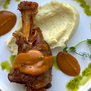 Томленая голень с картофельным пюре