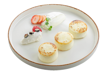 Сырники с кокосовой сгущенкой, свежими ягодами и сметаной