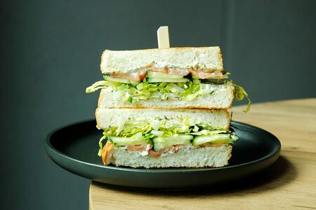 Сендвич с красной рыбой