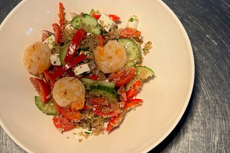 Салат с киноа и креветками