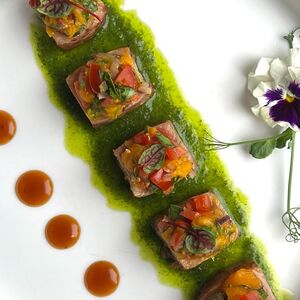 Тунец и пикантная сальса с манго