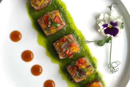 Тунец и пикантная сальса с манго