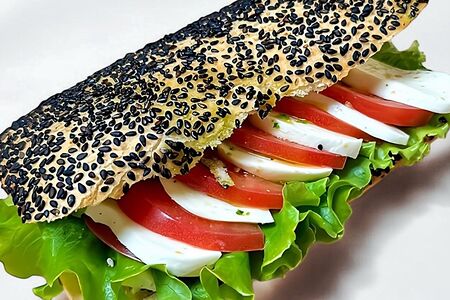 Сэндвич с томатами и моцареллой 