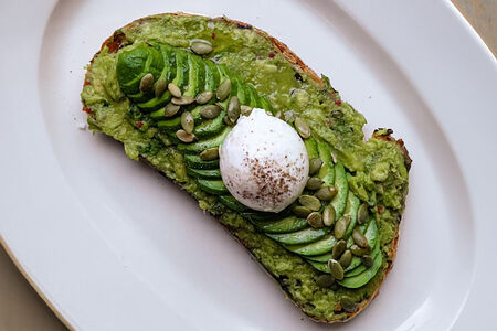 Тост с авокадо, гуакамоле и яйцом пашот