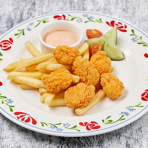 Куриные наггетсы с картофелем фри и пикантным соусом