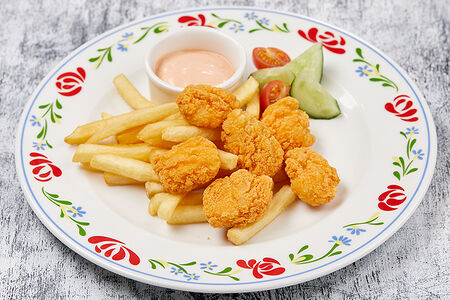 Куриные наггетсы с картофелем фри и пикантным соусом