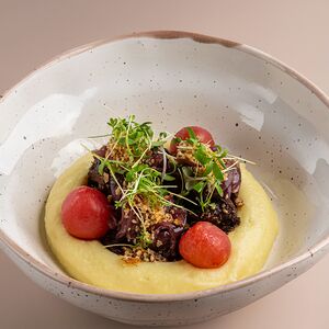 Говяжья щека с вареньем из лука и картофельным алиго