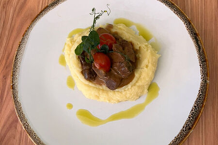 Щечки говяжьи с соусом и картофельным пюре