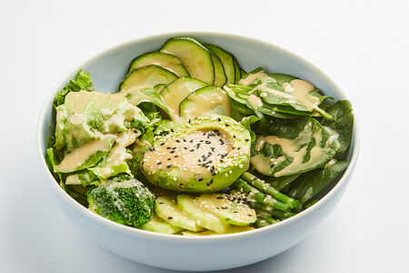 Зеленый салат с имбирной заправкой