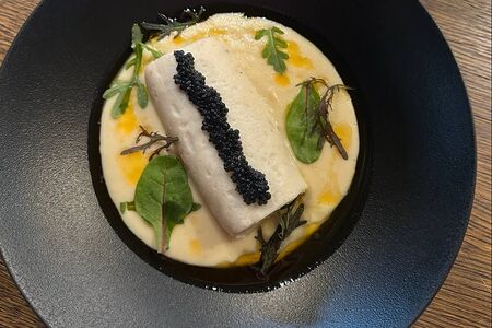 Рулет из трески и сибаса с икрой палтуса и сливочным пюре из сельдерея