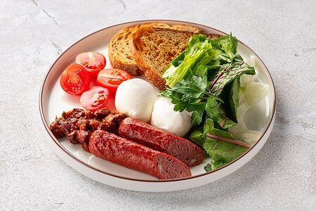 Английский завтрак с яйцами пашот и говяжьими колбасками