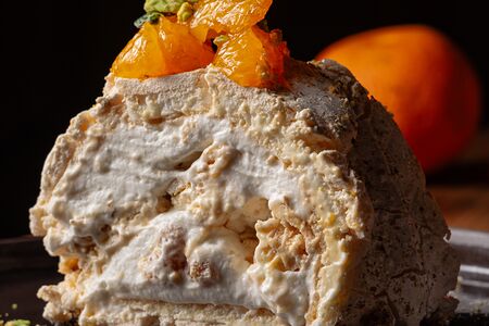 Меренговый рулет со сливочным кремом, апельсиновой карамелью и фисташкой