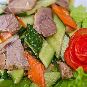 Салат рулька тонкими пластиками с огурцом