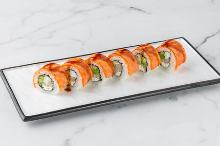 Ролл с обожжённым лососем, крабом и креветками 