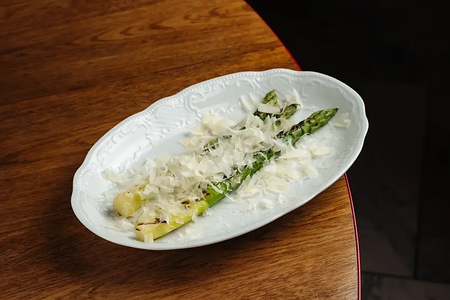 Спаржа на гриле с пармезаном